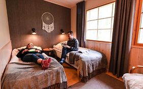 Isokenkäisten Klubi - Wilderness Lodge